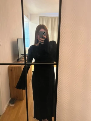 Svart långklänning från NA-KD - Säljer en svart långklänning från NA-KD i ribbat/pilserat material. använd ett fåtal gånger, går inte hela vägen ner till fötterna på mig som är 164