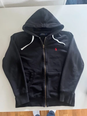 Ralph lauren zip hoodie  - Riktigt snygg Ralph lauren zip hoodie i svart färg. Fint skick inga fel, storlek passar S/M kan ta mått vid behov pris endast 448 kr kom gärna med frågor och prisförslag mer i min profil rabatt vid flera 😁✌️