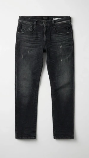 Gråa Replay Anbass med slitningar  - Säljer ett par gråa jeans från Replay i modellen anbass med snygga slitningar och tvättad look. Jeansen har fem fickor, knappgylf och smal passform. Materialet är mjukt och stretchigt denim som sitter bekvämt. Perfekt för dig som gillar en cool och avslappnad stil. Precis köpta från pondus för 2200 endast använda ett fåtal gånger.