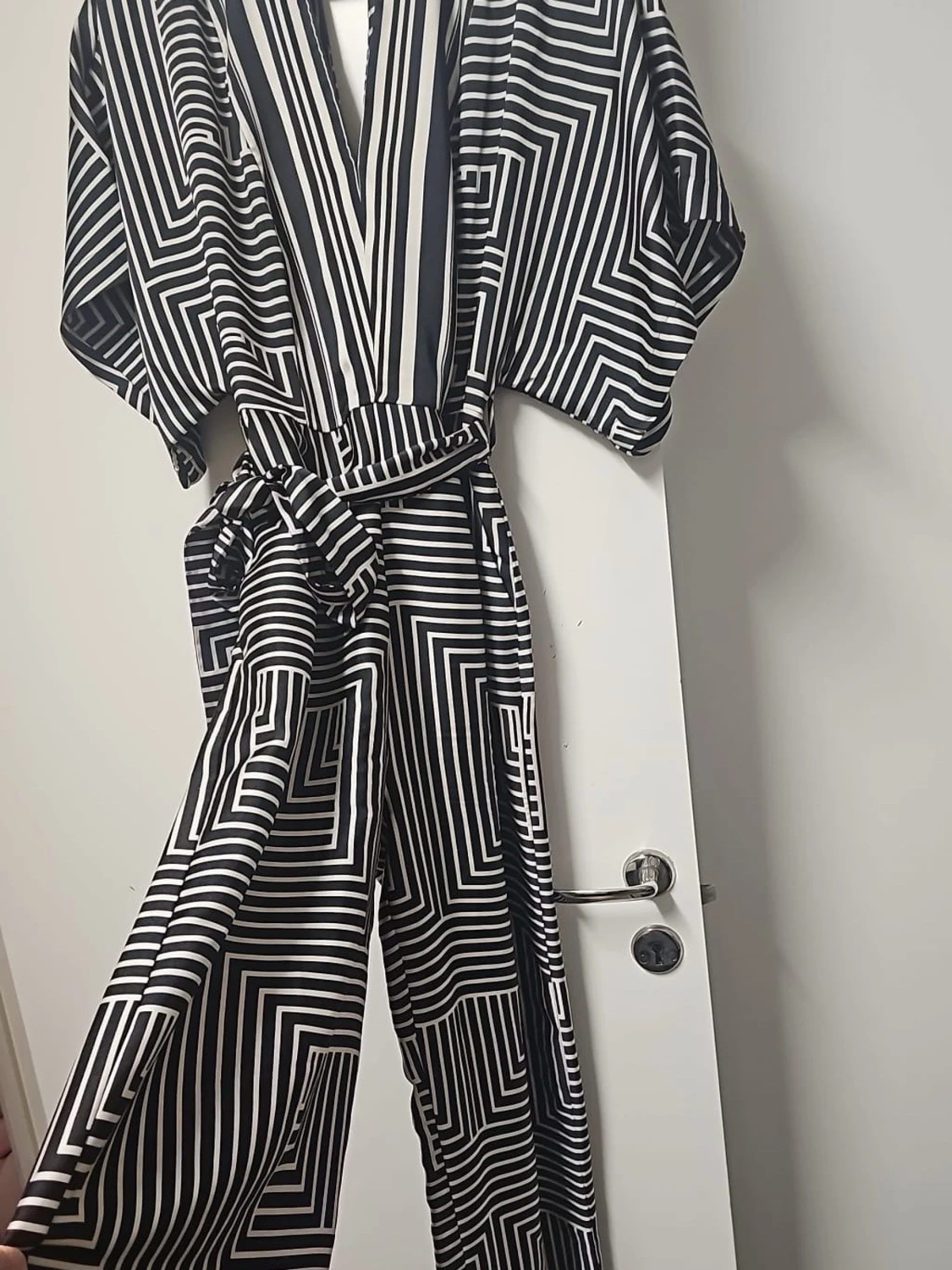Svartvit jumpsuit med grafiskt mönster - 1
