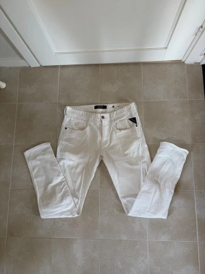 Vita jeans från Replay, anbass - Snygga vita jeans från Replay. Perfekta nu till sommaren och finare tillställningar🙃 mycket fint skick inga defekter. Nypris~1500 men såklart ställer Avenue upp o räddar dagen med ett bättre pris! Hör av dig vid frågor😇 Med vänlig hälsning, Avenue