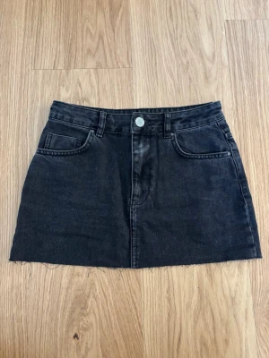 Svart jeanskjol - Fin svart jeanskjol i storlek xs, midjemått rakt över: 34cm. Längd: 32cm 