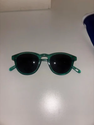 Chimi solglasögon - Snygga solglasögon från chimi eyewear i färgen Aqua. De är modelen #002, som inte säljs längre. Bågarna har en klassisk form som passar de flesta ansikten.