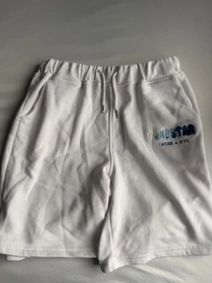 Trapetsar shorts - Vita trapstar shorts storlek M bra skick inga skador