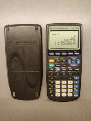 Texas Instruments TI-83 Plus miniräknare - Grafritande miniräknare TI-83 Plus från Texas Instruments. Svart plastchassi med tydlig display och många funktionsknappar i olika färger. Perfekt för matte, statistik och programmering. Skyddande svart plastlock medföljer.