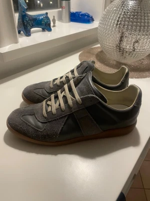 Gråa Maison margiela  - Använda endast ett fåtal gånger ser helt nya!           Storlek 42 Går att diskutera pris!!