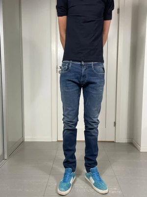 Replay Anbass Jeans  - Säljer nu dessa Replay Anbass jeans,W32 o L34, skriv för fler bilder/frågor🙌🏼