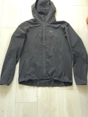 Arc’teryx Beta Jacka  -   Säljer min Arc’teryx Beta skaljacka i svart. Stilren och minimalistisk design, perfekt både för vardag och friluftsliv.  • Vattentät & vindtät (GORE-TEX)   • Lätt men slitstark   • Justerbar StormHood   • WaterTight-dragkedjor   • Två sidofickor + bröstficka   • Klassisk Arc’teryx-logga på bröstet    Skick: Mycket bra Priset kan diskuteras vid snabba affär 