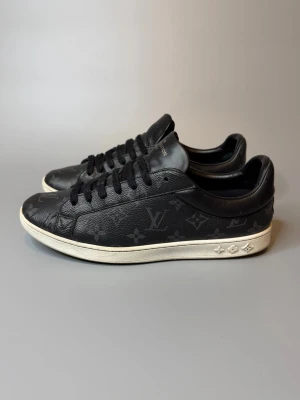 Louis Vuitton Skor - ‼️VI TAR EJ BYTEN‼️ Louis Vuitton ”Luxembourg” sneaker | Skick: 8,5/10 | Storlek (7) motsvarar 41-42 EU | Enbart skorna ingår! | Fraktar inom 24H efter köp på köparens bekostnad 📦💨 | Hör av dig vid minsta fråga eller fundering 💭 