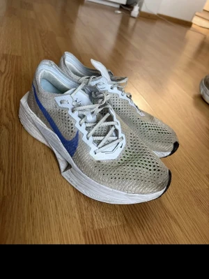 Nike Vaporfly 3 löparskor  - En fin okej skick vaporfly 3 som fortfarande känns ha bra dämpning kvar och som ni ser så är också mönstret kvar. Pris kan diskuteras 😉 vid frågor är det bara att ni hör av er🤗