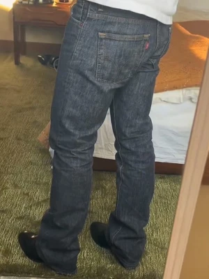 Vintage raw denim Levi’s 507 Bootcut (Sällsynta) - Säljer nu dessa sjukt snygga och sällsynt vintage raw denim 507 bootcut jeans från Levis😊 Säljs ej längre i butik och är därav mycket eftertraktade 🤝 Passformen är helt perfekt och de passar i princip till allt🙌 Mycket bra skick! Enda lilla är lite heelbite men enligt mig ger det bara extra charm. Storlek W31 L34 Skriv vid funderingar 📲🤝
