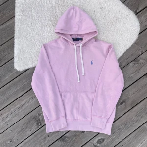 Ljusrosa hoodie från Polo Ralph Lauren - Hej! 👋 Säljer en riktigt fin rosa Ralph lauren hoodie i storlek M🤩🙌 Hoodien är i utmärkt skick utan defekter✨ Shippar snabbt 🚚📦💨 Hör gärna av er vid frågor🙏💬