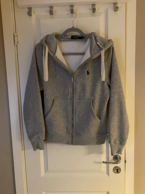 Ralph Lauren zip up - Helt oanvänd säljer för att den inte passar mig, storlek S men passar även storlek XS. Om du har några frågor eller vill se fler bilder hör av dig. Fast pris.