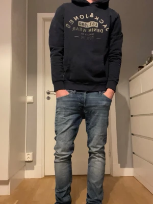Blå slim fit jeans från Jack & Jones - Säljer ett par blå slim fit jeans från Jack & Jones med model Glenn. Tveka inte att höra av dig med frågor. W30L32