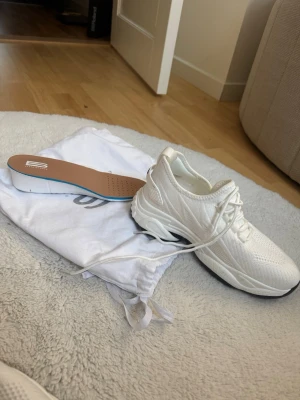 Helt nya skor med höjd på sulan - Fick dessa i present, men är inte min stil och säljer därför vidare! 💝