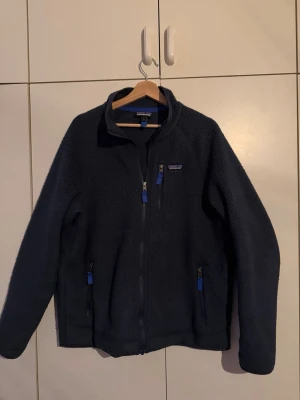 Mörkblå fleecejacka från Patagonia - Mörk blå fleece från Patagonia. Bra skick dm för info eller fler bilder
