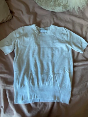 Stickad vit t-shirt - Stickad vit T-shirt från Zara. Mycket bra skick, meddela gärna om du har några frågor!