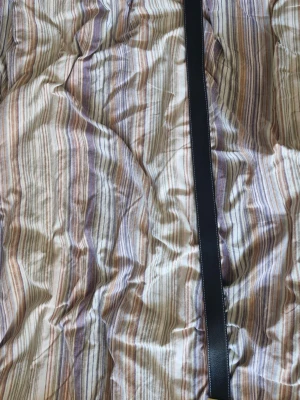 Svart skärp med guldspänne från H - (Helt nytt och oanvänt)Snyggt svart skärp från H med ett stort H-format spänne i guld. Skärpet har vita sömmar längs kanterna som ger en clean kontrast. Perfekt accessoar för att lyfta vilken outfit som helst.