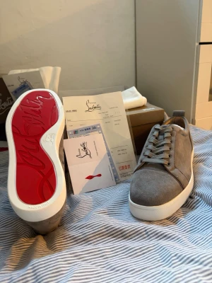 Christian Louboutin - Säljer nya gråa Loubs med vit sula, helt nytt.              Pris kan diskuteras kom privat!