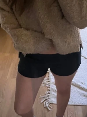 Mörkblåa shorts från Brandy Melville - Säljer ett par mörkblåa shorts från Brandy Melville med elastisk midja. De är tillverkade i mjuk bomull med lite elastan för extra komfort och har en enkel, klassisk design som är lätt att matcha med olika outfits.