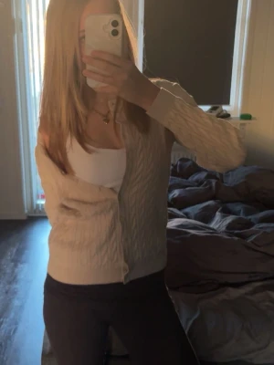 Beige kofta - Beige kabel stickad kofta ifrån Basic You i st S💛knappt använd och superbra skick!