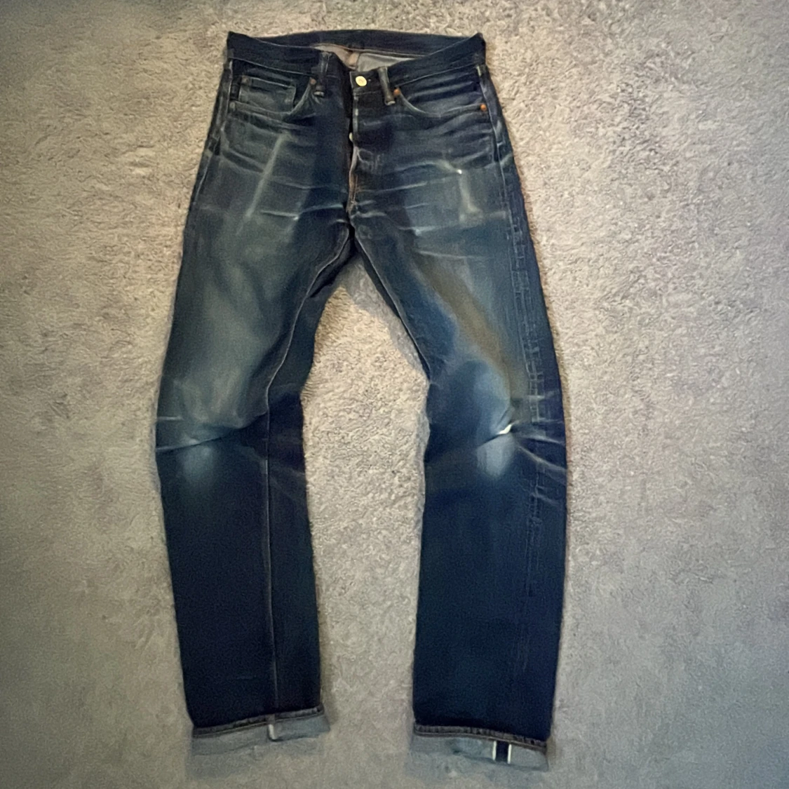 Mörkblå raka jeans med slitningar