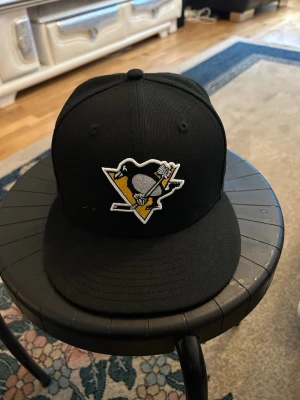 NHL keps  - Säljer en NHL keps som inte använts så mycket innan. Väldigt fin keps och funkar till alla stilar  Dm för mer info