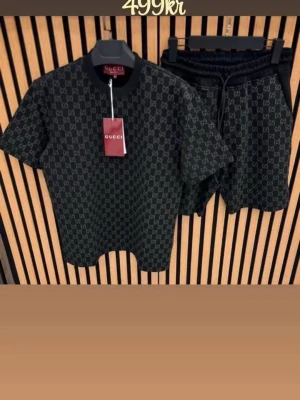 Gucci set - Säljer ett svart set från Gucci med kortärmad topp och shorts, båda täckta av det klassiska GG-logomönstret. Setet har en sportig känsla och är tillverkat i ett mjukt material som passar perfekt för en avslappnad look.