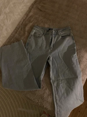 wide leg - Wide leg från boohoo Säljer ett par Wide leg jeans från Boohoo i stl 40, Helt nya med prislapp. Midwaist. perfekt att matcha med ett basplagg eller klä upp.