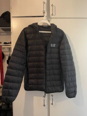 Svart Armani Jacka - Svart jacka från Emperio Armani. Använd ett fåtal gånger och är i mycket bra skick. Nypris: 800kr.