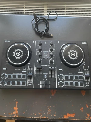 Pioneer DDJ-200 - Säljer nu min Pioneer DDJ-200 då den ej används mer! Man får med en sak så den går att koppla in i MacBook och andra datorer!