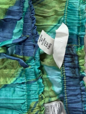 Färgglada mönstrade shorts från H&M - Säljer ett par lätta och luftiga shorts från H&M med elastisk midja och snörning. 