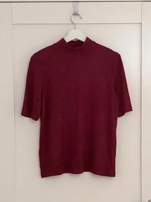 Snygg tröja i lös passform! - Färgen är speciell då den är melerad (cardinal melange). Passform regular. Materialet är underbart! Material: 74% ecovero viskos, 21% polyester, 5% elastan.  Klippt bort lapparna men se måtten. Axelmått 38 cm Ärmlängd (från axel) 28 cm Längd 61 cm. Strl M. Använd fåtal gånger.  