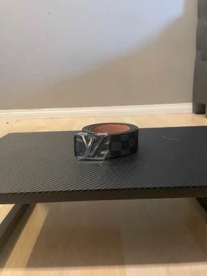 Svart rutigt bälte  - 📏 110 cm ✨ Mycket bra skick 📸 Precis som på bilderna 📦 Skickas inom 24h ❓ Skriv gärna vid frågor 💎 helt ny