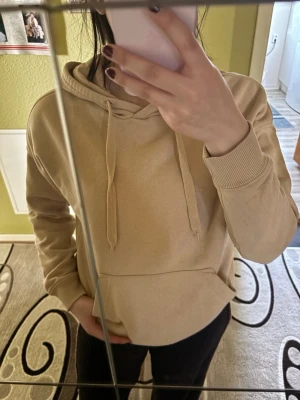 Beige hoodie - Materialet är otroligt skönt. Väldigt vacker hoodie som använts bara några få gånger. Storleken är xxs men passar perfekt för dig som är S och xs