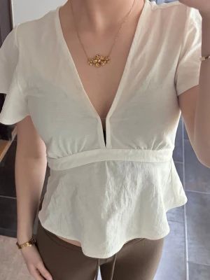 Gina Topp - Jättesöt urringad topp med knyte på ryggen från Gina i xs. Råkade få en sminkfläck när jag testade den men det går lätt bort med tvätten💓