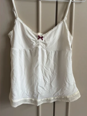 Odd Molly  - Linne med rosett & spets i stretchigt material. Storlek 1. Använt men fint skick!