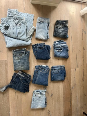 Olika blå jeans i olika nyanser - Säljer uppsprättade/söndriga jeans. Kan användas för olika projekt! Allt från 10-50 kronor beroende på vilket jeanspar🌸