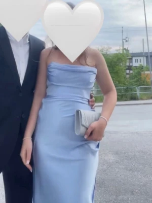 Balklänning - En jätte fin ljusblå balklänning från That’s so fetch i storlek S🩵 Klänningen är använd en gång, är i som helt nyskick. Jag är 168cm lång och ungefär 173cm med klackar, då jag tyckte att längden på klänningen var perfekt. Glansigt satin tyg i 100% polyester. Allmänt satt klänningen mycket bra och bekvämt.  Nypris ca 1200kr med all frakt med tanke på att den var beställd från Australien. Pris kan diskuteras☺️ Glöm inte trycka på bilderna så ser ni helheten!