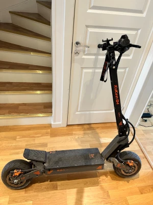 Kukirin G4 - En sparkcykel i gott skick och väl underhållen. Det finns några mindre repor och höger bromshandtag är trasigt; det sitter fast men går att reparera. Sparkcykeln har gått cirka 1400 kilometer. Den har helt nya bromsbelägg och ett nyckelaktiverat larmsystem. Den har också en telefonhållare som kan hålla en mobiltelefon under körning och som kan användas för GPS, Hastigheteten på scootern är cirka 70kmh, den har en räckvidd på cirka 70km men kan förändras med vikten