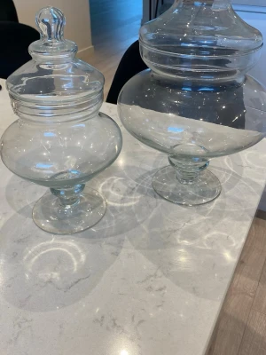 Fina glasskålar - 2 st olika storlekar, funkar ha till förvaring av snacks, godis, deloration vas isv