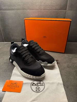 Hermes skor - Säljer nu ett par sprillans nya Hermes skor som är i storlek 43. Box och dustbag ingår. Helt oanvända 