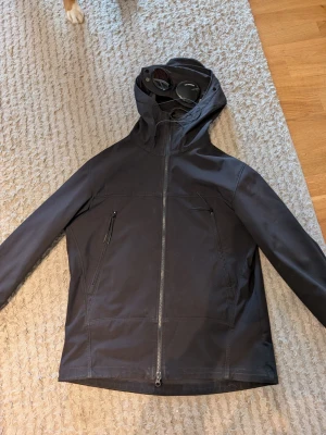 CP company shell r. - Här har vi en schysst svart vindjacka från cp company då jag säljer den för att få lite pengar.