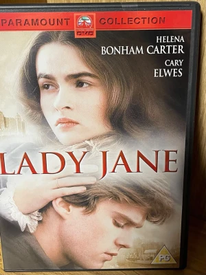 Lady Jane  DVD - Lady Jane från Paramount Collection. Omslaget är i beige och bruna toner med historiskt motiv och titeln i röd text. Filmen är en historisk roman om Lady Jane Grey, drottning av England, och innehåller romantik och drama.