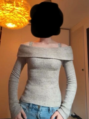 Beige off shoulder stickad tröja - Beige off-shoulder tröja från H&M i strl XS!💗 Superfin och så skön, passar till både sommaren och vinter och går och styla med tex en vit kjol eller ett par jeans vid kallare dagar! Lite nopprig pga tvätt men är använd cirka 2 gånger!💗Köpt för någon månad sen!💗