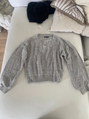 Stickad tröja - Jätte fin stickad tröja från shein. Den är i storlek Xs men passar även S som jag brukar vara. Använd fåtal gånger så den ser ny ut.