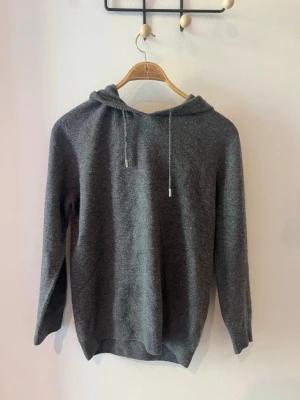 100% merino ull - 100% stickad merino ull tröja. S 