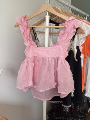 Blus  - Så söt ljusrosa blus med knytning i ryggen