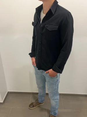 Tiger of Sweden overshirt - Säljer denna snygga overshirten från Tiger of Sweden till ett riktigt bra pris.