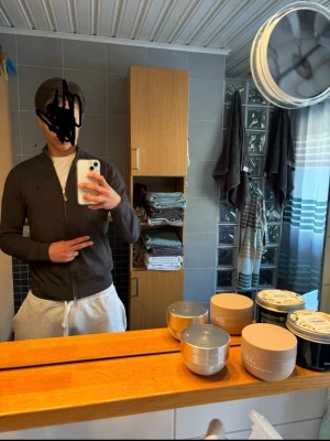 Mörkgrå Morris tröja  - Säljer en mörkgrå zip-tröja med 100% merino ull perfekt nu till våren sitter jätte bra och är jätte skön. Jag har inte fått den till användning så mycket så bättre att den är hos nån annan. Bara att höra av dig vid frågor 